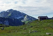 20 Baita Monte Campo (1878 m)  con Corna Piana e  Pizzo Arera